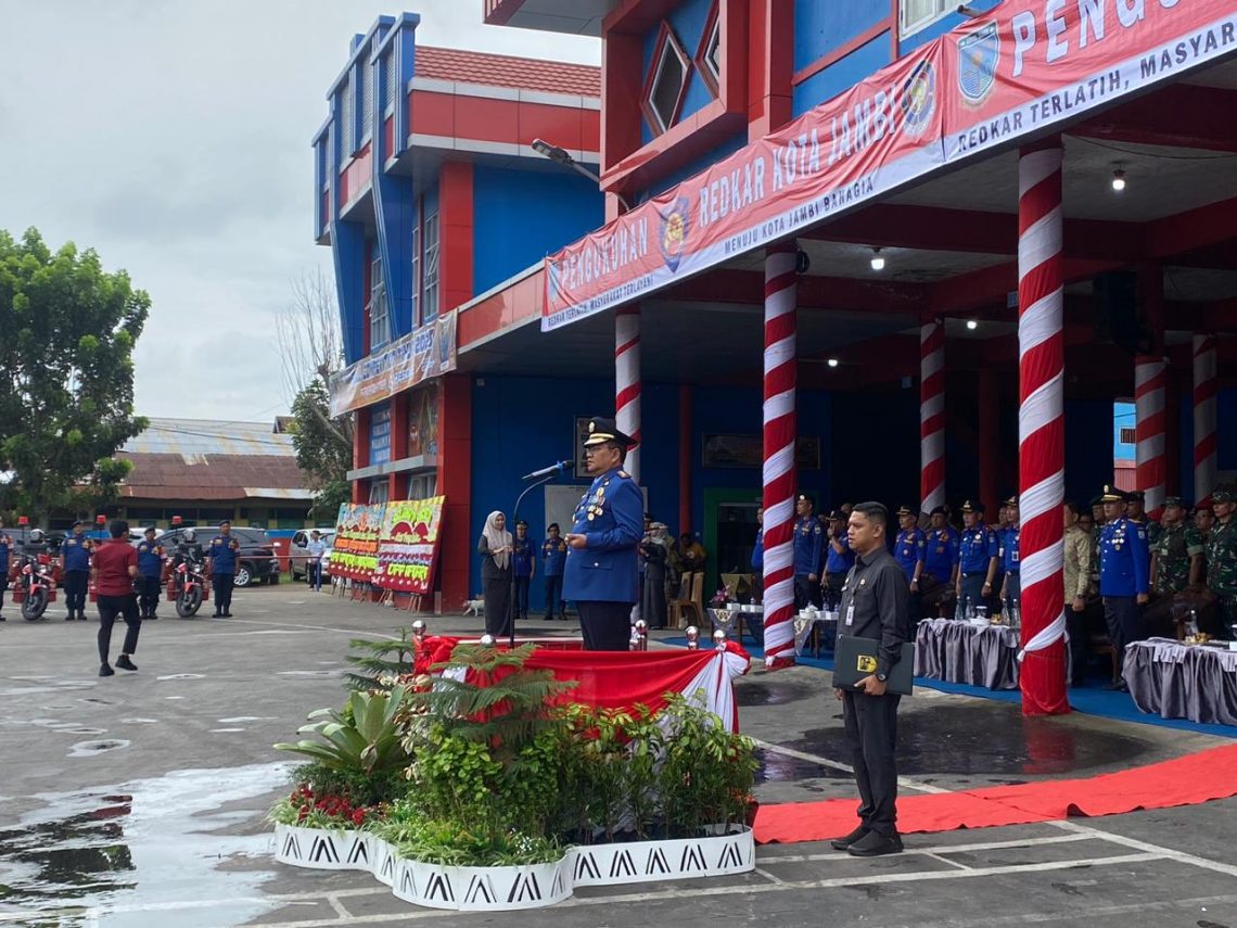 Wali Kota Jambi, Maulana, mengukuhkan Relawan Pemadam Kebakaran Kota Jambi Tahun 2025 dalam upacara resmi di Lapangan Kantor Wali Kota Jambi, Senin (20 November 2025). (Dok: Alpin)