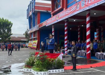 Wali Kota Jambi, Maulana, mengukuhkan Relawan Pemadam Kebakaran Kota Jambi Tahun 2025 dalam upacara resmi di Lapangan Kantor Wali Kota Jambi, Senin (20 November 2025). (Dok: Alpin)