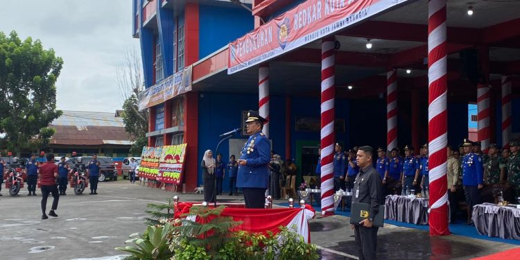 Wali Kota Jambi, Maulana, mengukuhkan Relawan Pemadam Kebakaran Kota Jambi Tahun 2025 dalam upacara resmi di Lapangan Kantor Wali Kota Jambi, Senin (20 November 2025). (Dok: Alpin)