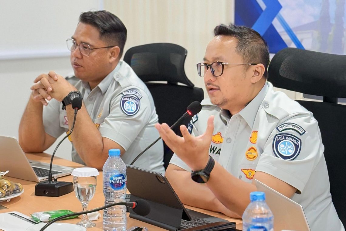 Direktur Kepatuhan dan Manajemen Risiko Jasa Raharja, Harwan Muldidarmawan, bersama Ahli Tata Kelola Perusahaan, Mas Achmad Daniri saat melakukan  Pembinaan Kantor Wilayah dan Site Visit Assessment GCG di Kantor Wilayah Nusa Tenggara Timur (NTT). (Dok: Jasa Raharja)