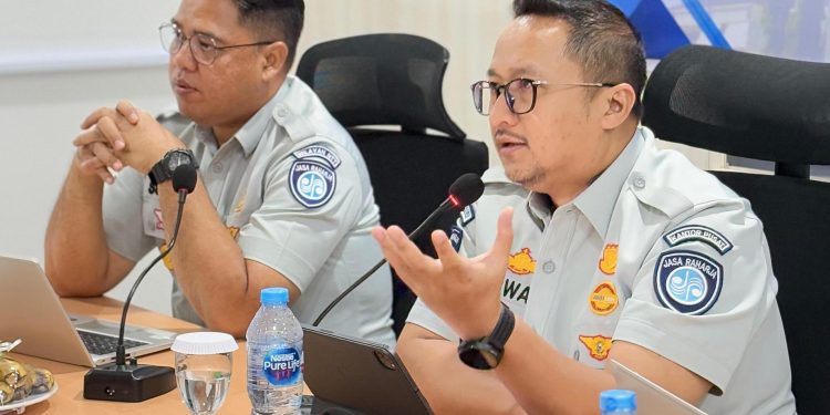 Direktur Kepatuhan dan Manajemen Risiko Jasa Raharja, Harwan Muldidarmawan, bersama Ahli Tata Kelola Perusahaan, Mas Achmad Daniri saat melakukan  Pembinaan Kantor Wilayah dan Site Visit Assessment GCG di Kantor Wilayah Nusa Tenggara Timur (NTT). (Dok: Jasa Raharja)