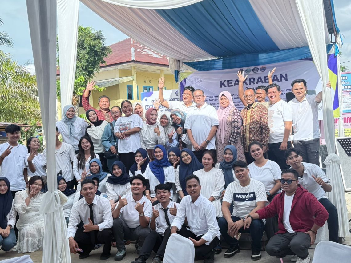 Kemeriahan Family Gathering STIE Jambi 2025 saat para calon wisudawan bernyanyi bersama perangkatan dalam suasana hangat dan penuh kebersamaan, Jambi, 2025. (Dok: Rudi)
