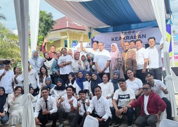 Kemeriahan Family Gathering STIE Jambi 2025 saat para calon wisudawan bernyanyi bersama perangkatan dalam suasana hangat dan penuh kebersamaan, Jambi, 2025. (Dok: Rudi)