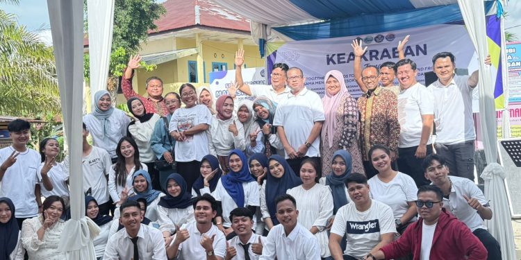 Kemeriahan Family Gathering STIE Jambi 2025 saat para calon wisudawan bernyanyi bersama perangkatan dalam suasana hangat dan penuh kebersamaan, Jambi, 2025. (Dok: Rudi)