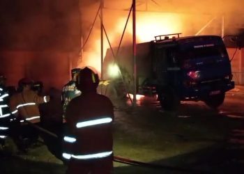 Petugas Damkar Kota Jambi melakukan pemadaman mobil tangki BBM yang terbakar di Jalan Pazero RT 11, Kelurahan Bagan Pete, Kecamatan Alam Barajo, Kota Jambi, Kamis malam, 20 November 2025. (DOk: Rudi)