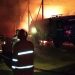 Petugas Damkar Kota Jambi melakukan pemadaman mobil tangki BBM yang terbakar di Jalan Pazero RT 11, Kelurahan Bagan Pete, Kecamatan Alam Barajo, Kota Jambi, Kamis malam, 20 November 2025. (DOk: Rudi)