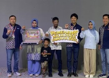 Chief Yamaha DDS Jambi, Norman, memberikan penjelasan terkait program undian Rp1 miliar dalam konferensi pers di Yamaha DDS Jambi, Kota Jambi, Jumat (21/11/2025). (Dok: Rahmat)