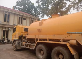 Barang bukti mobil tangki kapasitas 12 ton yang telah dimodifikasi untuk menampung minyak curian terparkir di Mapolda Jambi. Jumat (21/11/2025). (Dok: Alpin)