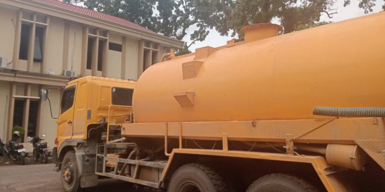 Barang bukti mobil tangki kapasitas 12 ton yang telah dimodifikasi untuk menampung minyak curian terparkir di Mapolda Jambi. Jumat (21/11/2025). (Dok: Alpin)