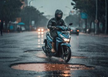 Petugas Sinsen memberikan edukasi keselamatan berkendara kepada pengendara di wilayah Jambi, Jumat 21 November 2025, termasuk tips aman melintasi jalan rusak saat musim hujan. (Dok: Rahmat)