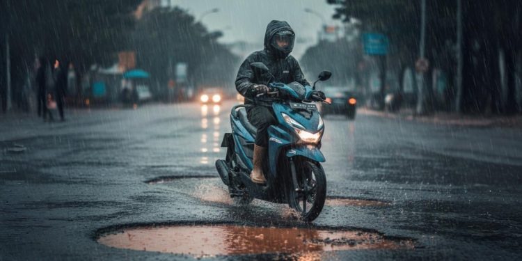 Petugas Sinsen memberikan edukasi keselamatan berkendara kepada pengendara di wilayah Jambi, Jumat 21 November 2025, termasuk tips aman melintasi jalan rusak saat musim hujan. (Dok: Rahmat)