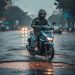 Petugas Sinsen memberikan edukasi keselamatan berkendara kepada pengendara di wilayah Jambi, Jumat 21 November 2025, termasuk tips aman melintasi jalan rusak saat musim hujan. (Dok: Rahmat)