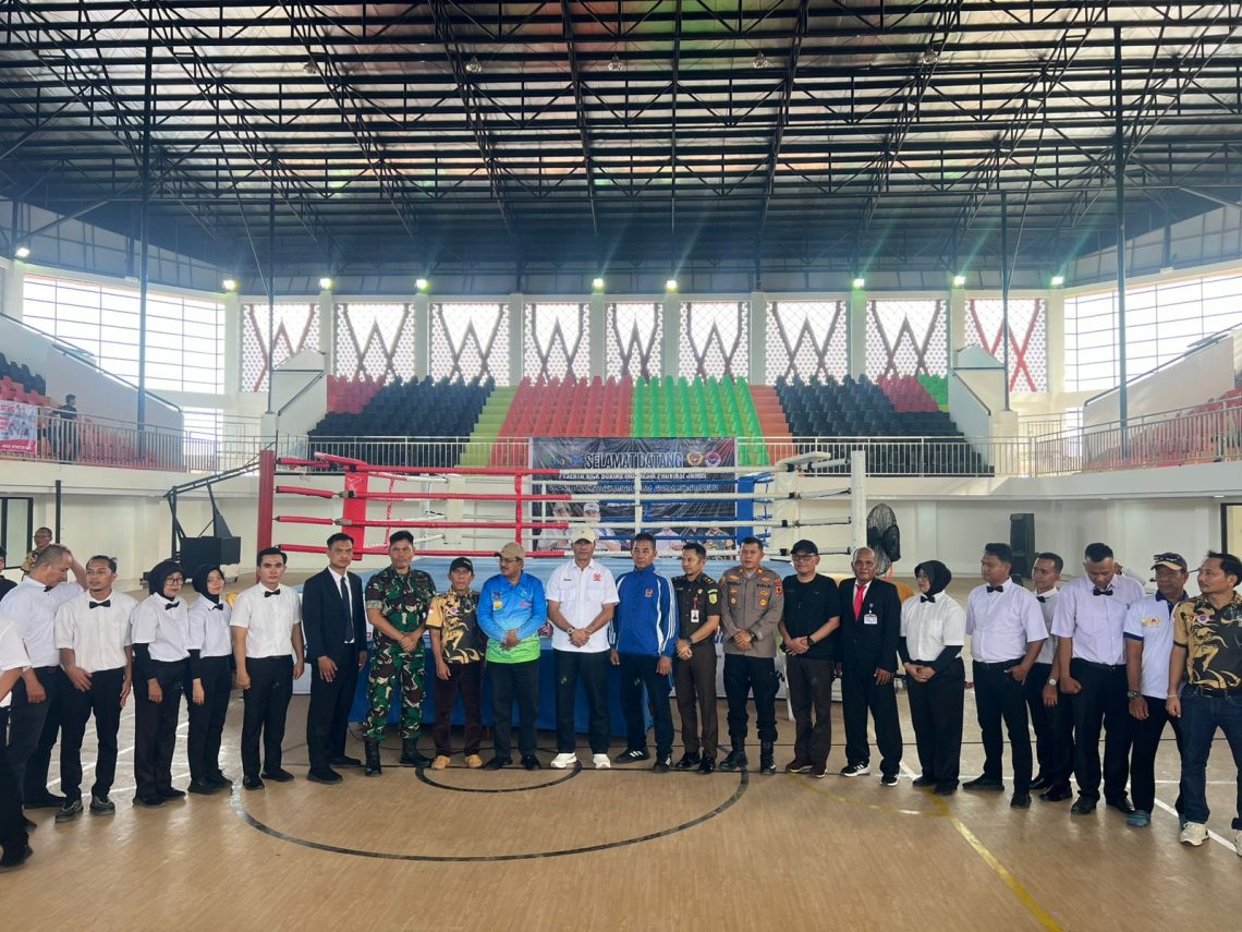 Ketua Umum KONI Jambi AKBP Mat Sanusi membuka Kejurprov Kickboxing Indonesia Jambi di GOR Kuala Tungkal, Tanjung Jabung Barat, Jambi, Jumat (21/11/2025). (Dok: Rudi)