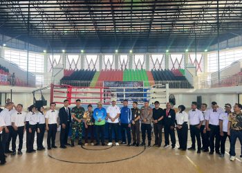 Ketua Umum KONI Jambi AKBP Mat Sanusi membuka Kejurprov Kickboxing Indonesia Jambi di GOR Kuala Tungkal, Tanjung Jabung Barat, Jambi, Jumat (21/11/2025). (Dok: Rudi)