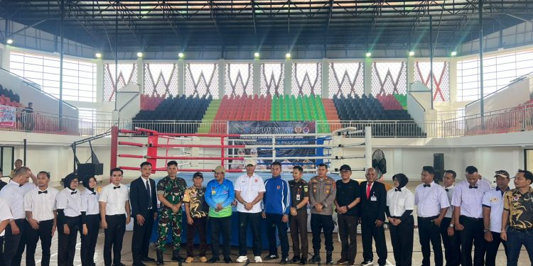 Ketua Umum KONI Jambi AKBP Mat Sanusi membuka Kejurprov Kickboxing Indonesia Jambi di GOR Kuala Tungkal, Tanjung Jabung Barat, Jambi, Jumat (21/11/2025). (Dok: Rudi)