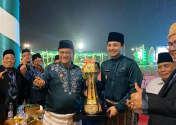 Wali Kota Jambi Maulana menerima Piala Bergilir MTQ ke-54 pada malam penutupan MTQ tingkat Provinsi Jambi 2025 di Lapangan Kantor Bupati Muaro Jambi, Jumat (21/11/2025). (DOk: Rudi)