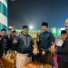 Wali Kota Jambi Maulana menerima Piala Bergilir MTQ ke-54 pada malam penutupan MTQ tingkat Provinsi Jambi 2025 di Lapangan Kantor Bupati Muaro Jambi, Jumat (21/11/2025). (DOk: Rudi)