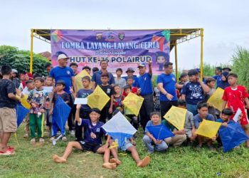 Anak-anak Kampung Pulau Pandan mengikuti Lomba Layang-layang Ceria yang digelar Ditpolairud Polda Jambi di tepian Sungai Batanghari, Kota Jambi, Sabtu (22/11/2025). (Dok: Rahmat)