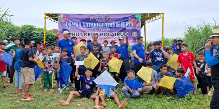 Anak-anak Kampung Pulau Pandan mengikuti Lomba Layang-layang Ceria yang digelar Ditpolairud Polda Jambi di tepian Sungai Batanghari, Kota Jambi, Sabtu (22/11/2025). (Dok: Rahmat)