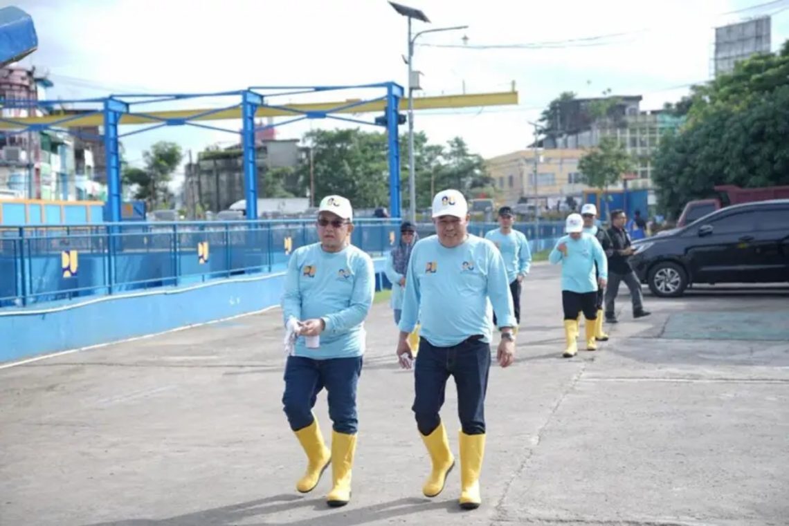 “Kepala Dinas PUPR Provinsi Jambi, Muzakir, M.Si., MM, bersama jajaran BWS Sumatera VI dan instansi terkait saat mengikuti Gerakan Susur Sungai, Bersih Sungai, dan Penanaman Pohon di kawasan Sungai Asam, Kecamatan Pasar Jambi, Jumat (21/11/2025).”