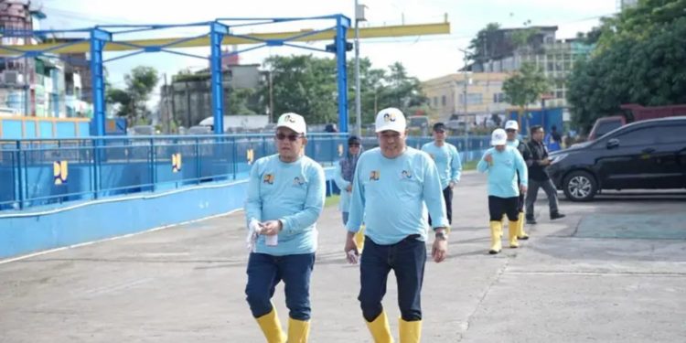 “Kepala Dinas PUPR Provinsi Jambi, Muzakir, M.Si., MM, bersama jajaran BWS Sumatera VI dan instansi terkait saat mengikuti Gerakan Susur Sungai, Bersih Sungai, dan Penanaman Pohon di kawasan Sungai Asam, Kecamatan Pasar Jambi, Jumat (21/11/2025).”