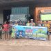 Petugas Satgas Preemtif Ops Zebra 2025 memberikan sosialisasi dan membagikan brosur keselamatan kepada para supir truk di Gudang Shopee, Jalan Lingkar Selatan, Kota Jambi, Minggu (23/11/2025). (Dok: Alpin)