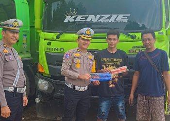 Kasatgas Preemtif Ops Zebra 2025 Kompol Dr. Novrizal bersama tim saat memeriksa kelengkapan segitiga pengaman truk barang di Terminal Barang Talang Gulo, Kota Jambi, Sabtu (23/11/2025). (Dok: Alpin)