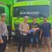 Kasatgas Preemtif Ops Zebra 2025 Kompol Dr. Novrizal bersama tim saat memeriksa kelengkapan segitiga pengaman truk barang di Terminal Barang Talang Gulo, Kota Jambi, Sabtu (23/11/2025). (Dok: Alpin)