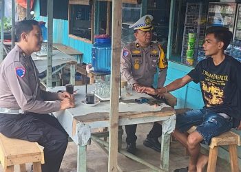 Petugas Ditlantas Polda Jambi dalam program “Polantas Menyapa” mendengarkan langsung keluhan supir truk serta memberikan edukasi keselamatan di salah satu titik kegiatan, Sabtu (23/11/2025). (DOk: Alpin)