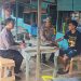 Petugas Ditlantas Polda Jambi dalam program “Polantas Menyapa” mendengarkan langsung keluhan supir truk serta memberikan edukasi keselamatan di salah satu titik kegiatan, Sabtu (23/11/2025). (DOk: Alpin)