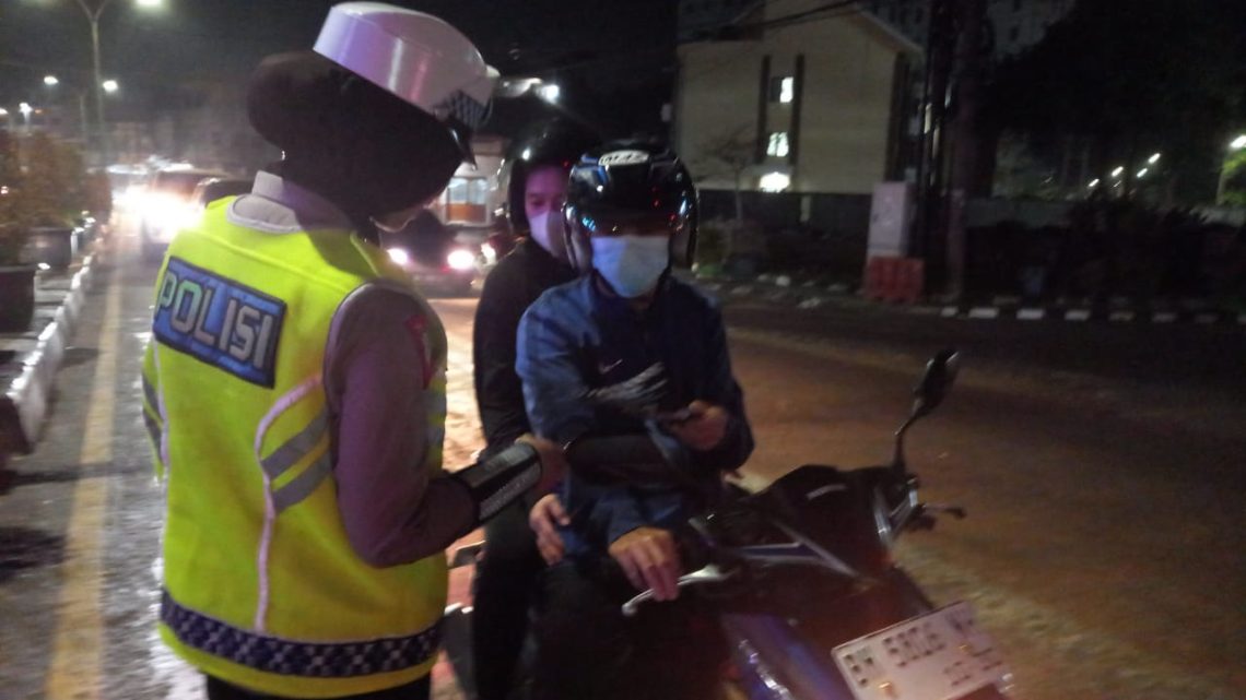 Petugas Satgas Preemtif Ops Zebra 2025 memberikan edukasi tertib berlalu lintas kepada pengendara di kawasan Simpang Jelutung, Kota Jambi, Sabtu malam (22/11/2025). (Dok: Alpin)