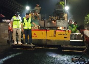 Kepala Dinas PUPR Provinsi Jambi, Muzakir, M.Si., MM, meninjau langsung proses perbaikan Jalan Pasar Talang Banjar di Kota Jambi dalam program pemeliharaan rutin, Sabtu (22/11/2025). (Dok: Rahmat)