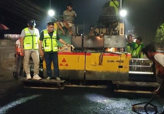 Kepala Dinas PUPR Provinsi Jambi, Muzakir, M.Si., MM, meninjau langsung proses perbaikan Jalan Pasar Talang Banjar di Kota Jambi dalam program pemeliharaan rutin, Sabtu (22/11/2025). (Dok: Rahmat)