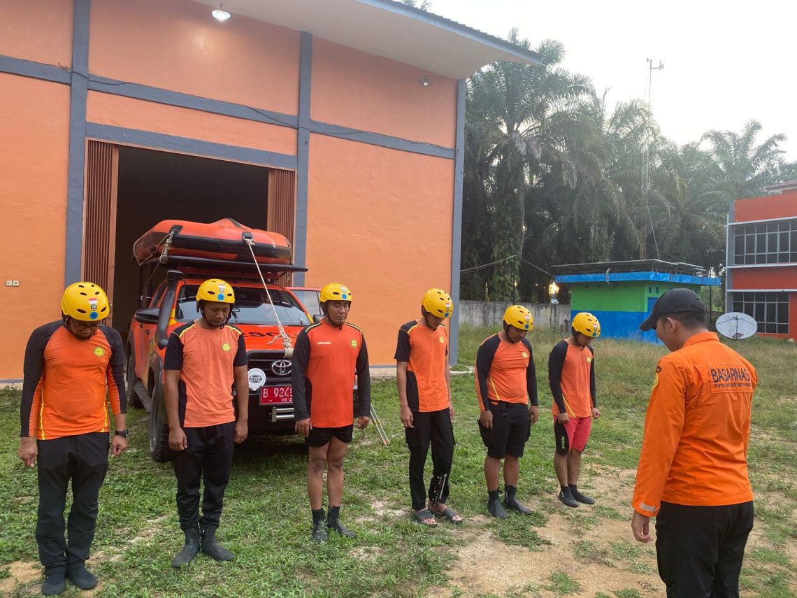 Tim SAR Bungo membawa perahu karet dan peralatan water rescue saat menuju lokasi pencarian bocah yang tenggelam di Sungai Batang Tebo, Minggu (23/11/2025). (Dok: Rudi)