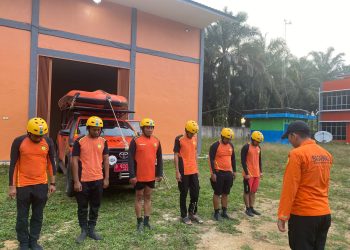 Tim SAR Bungo membawa perahu karet dan peralatan water rescue saat menuju lokasi pencarian bocah yang tenggelam di Sungai Batang Tebo, Minggu (23/11/2025). (Dok: Rudi)