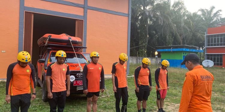 Tim SAR Bungo membawa perahu karet dan peralatan water rescue saat menuju lokasi pencarian bocah yang tenggelam di Sungai Batang Tebo, Minggu (23/11/2025). (Dok: Rudi)