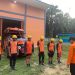 Tim SAR Bungo membawa perahu karet dan peralatan water rescue saat menuju lokasi pencarian bocah yang tenggelam di Sungai Batang Tebo, Minggu (23/11/2025). (Dok: Rudi)