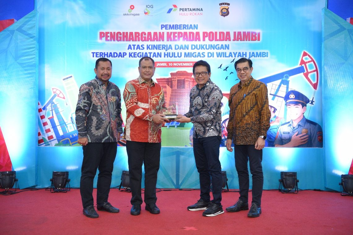 General Manager PHR Zona 1 menyerahkan apresiasi kepada Wakapolda Jambi Brigjen Pol M. Mustaqim atas keberhasilan pengungkapan kasus illegal tapping dan illegal drilling, Senin (10/11/2025) di Jambi. (Dok: Rahmat)
