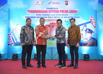 General Manager PHR Zona 1 menyerahkan apresiasi kepada Wakapolda Jambi Brigjen Pol M. Mustaqim atas keberhasilan pengungkapan kasus illegal tapping dan illegal drilling, Senin (10/11/2025) di Jambi. (Dok: Rahmat)
