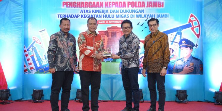 General Manager PHR Zona 1 menyerahkan apresiasi kepada Wakapolda Jambi Brigjen Pol M. Mustaqim atas keberhasilan pengungkapan kasus illegal tapping dan illegal drilling, Senin (10/11/2025) di Jambi. (Dok: Rahmat)