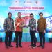 General Manager PHR Zona 1 menyerahkan apresiasi kepada Wakapolda Jambi Brigjen Pol M. Mustaqim atas keberhasilan pengungkapan kasus illegal tapping dan illegal drilling, Senin (10/11/2025) di Jambi. (Dok: Rahmat)
