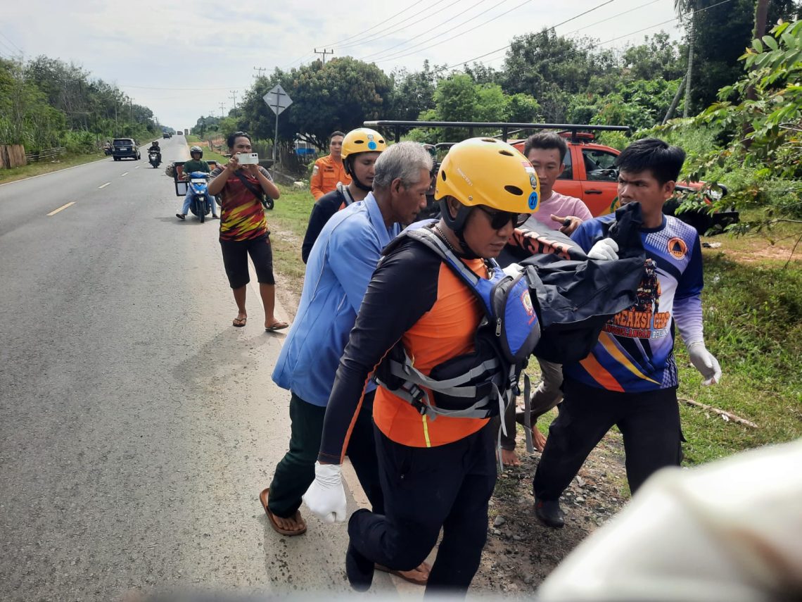 Tim SAR gabungan mengevakuasi jenazah bocah tenggelam di Sungai Batang Tebo, Desa Tanah Periuk, Kabupaten Bungo, Senin (24/11/2025) pukul 09.40 WIB. (Dok: Rudi)
