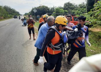 Tim SAR gabungan mengevakuasi jenazah bocah tenggelam di Sungai Batang Tebo, Desa Tanah Periuk, Kabupaten Bungo, Senin (24/11/2025) pukul 09.40 WIB. (Dok: Rudi)