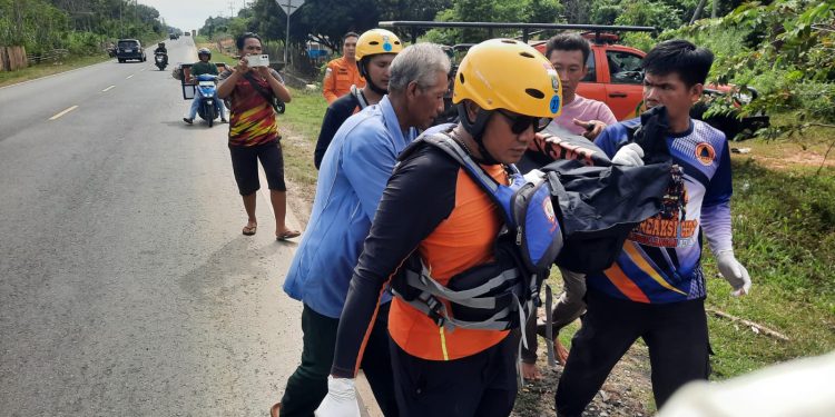 Tim SAR gabungan mengevakuasi jenazah bocah tenggelam di Sungai Batang Tebo, Desa Tanah Periuk, Kabupaten Bungo, Senin (24/11/2025) pukul 09.40 WIB. (Dok: Rudi)
