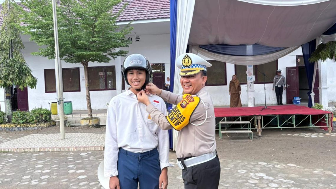 Personel Ditlantas Polda Jambi memberikan edukasi keselamatan berlalu lintas kepada siswa SMPN 2 Kota Jambi dalam program “Police Go To School”, Senin (24/11/2025), (Dok: Alpin)