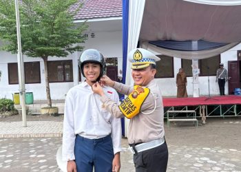 Personel Ditlantas Polda Jambi memberikan edukasi keselamatan berlalu lintas kepada siswa SMPN 2 Kota Jambi dalam program “Police Go To School”, Senin (24/11/2025), (Dok: Alpin)