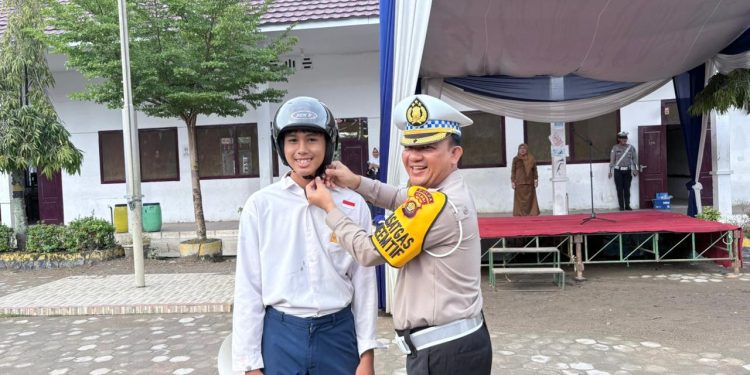 Personel Ditlantas Polda Jambi memberikan edukasi keselamatan berlalu lintas kepada siswa SMPN 2 Kota Jambi dalam program “Police Go To School”, Senin (24/11/2025), (Dok: Alpin)