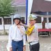 Personel Ditlantas Polda Jambi memberikan edukasi keselamatan berlalu lintas kepada siswa SMPN 2 Kota Jambi dalam program “Police Go To School”, Senin (24/11/2025), (Dok: Alpin)
