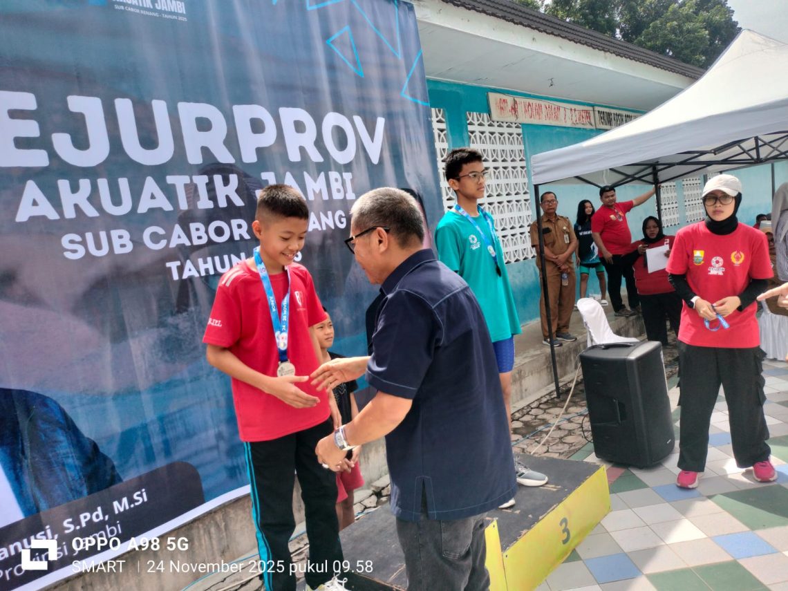 Wakil Ketua KONI Provinsi Jambi, Adri, membuka Kejurprov Renang Jambi 2025 di Kolam Renang Raja Kota Baru, Kota Jambi, Senin (24/11/2025). (Dok: rudi)