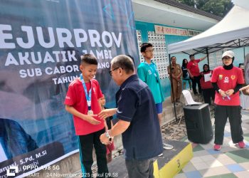 Wakil Ketua KONI Provinsi Jambi, Adri, membuka Kejurprov Renang Jambi 2025 di Kolam Renang Raja Kota Baru, Kota Jambi, Senin (24/11/2025). (Dok: rudi)